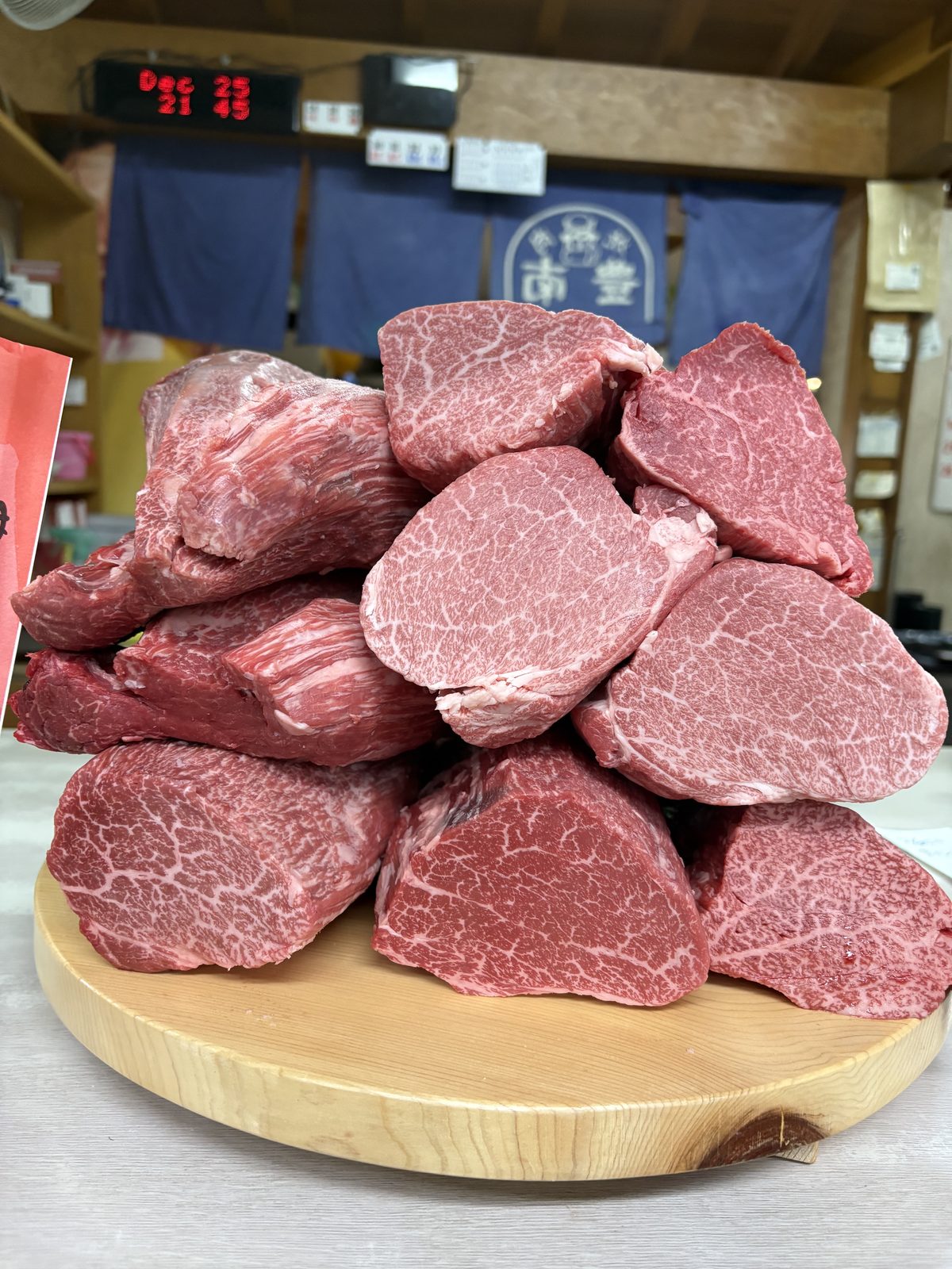 豊南焼肉が仕入れた和牛ヒレのブロック。きめの細かい断面