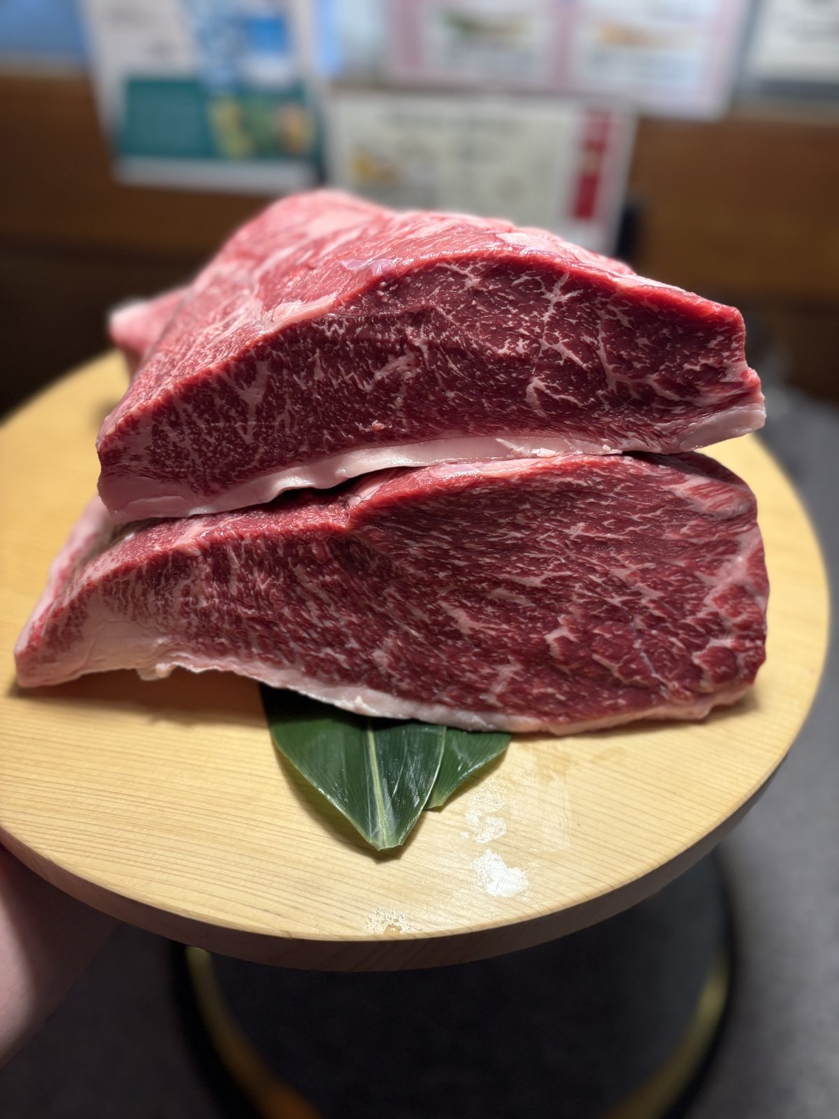 豊南焼肉が仕入れた和牛イチボのブロック。赤身と霜降りの中間のサシ感