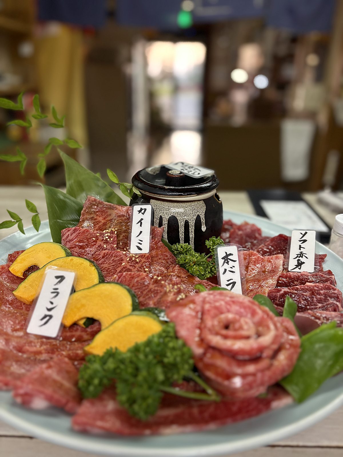豊南焼肉 並お手頃コースの肉盛り（JACK盛）。フランク、カイノミ、木バラ、ソフト赤身の名札を添えた盛り合わせの一例