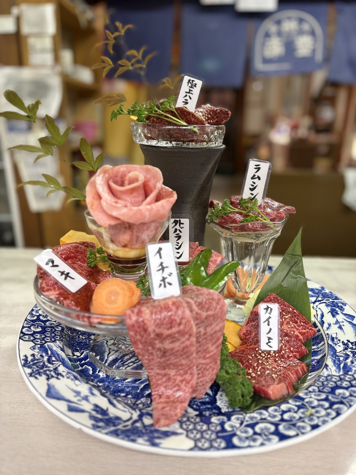 豊南焼肉のJOKER盛。極上ハラミ、ラムシン、外バラシン、イチボ、カイノミの名札を立てた和牛の盛り合わせ