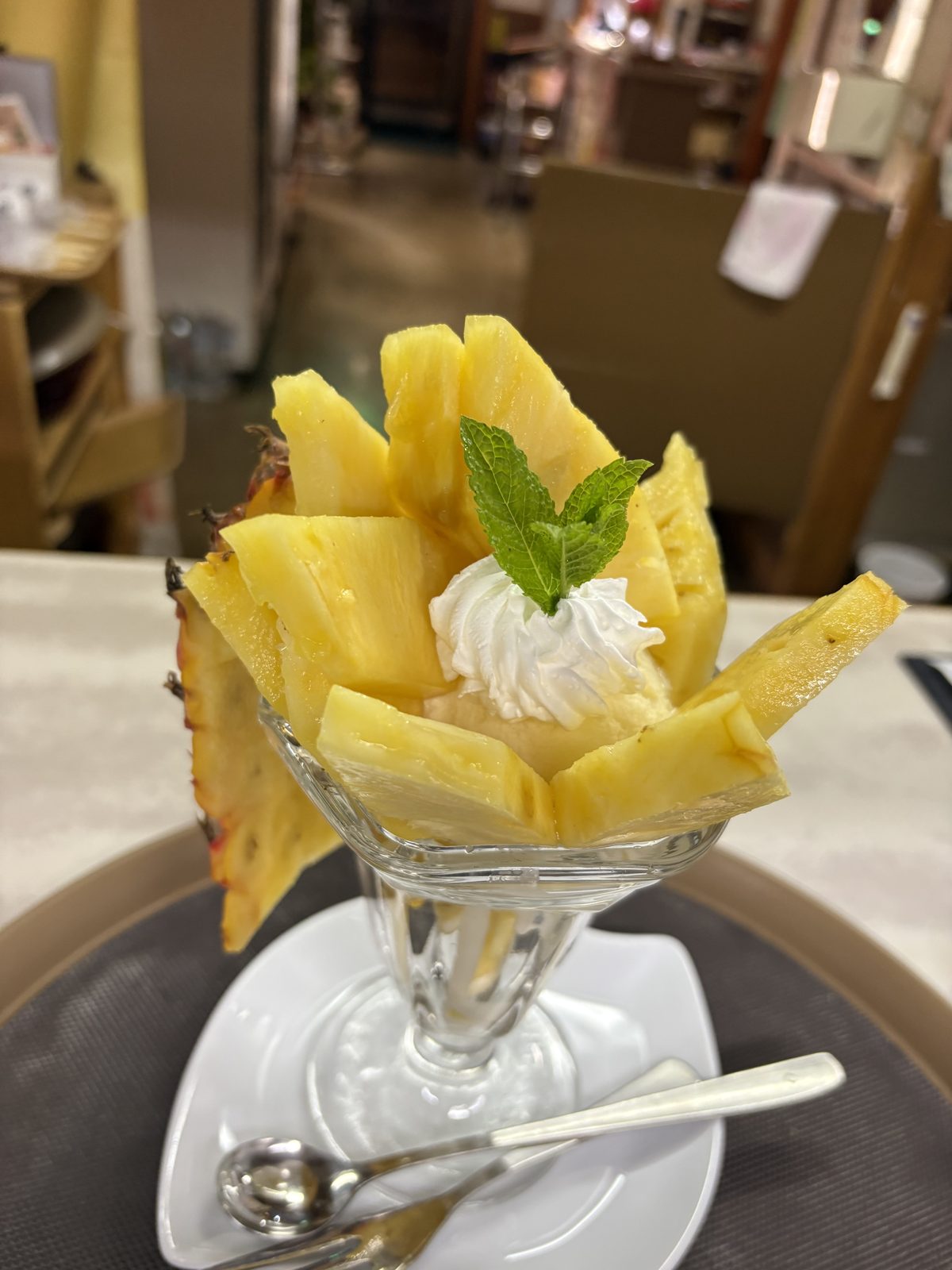 豊南焼肉のパインパフェ。カットしたパイナップルを盛り付けた季節限定パフェ