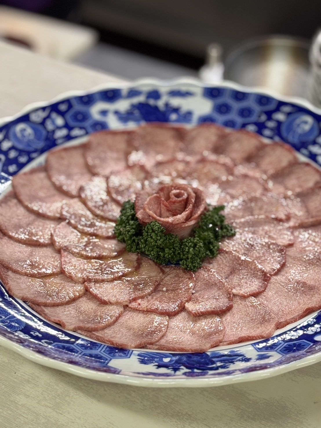 豊南焼肉の柔らか上タン。大皿に円形に盛り付けた牛タン